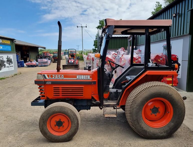 Kubota L2850 Price, Specs, Review, Horsepower, Attachments, Weight, Engine Oil Capacity, Lift Capacity